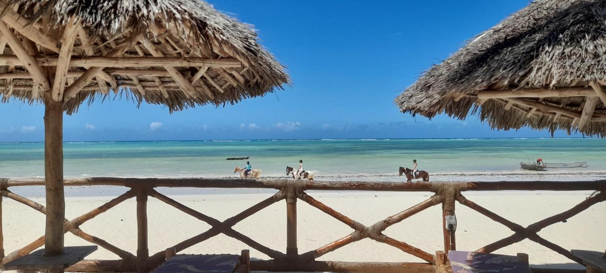 Sands Inn Hotel Pwani Mchangani Esterno foto