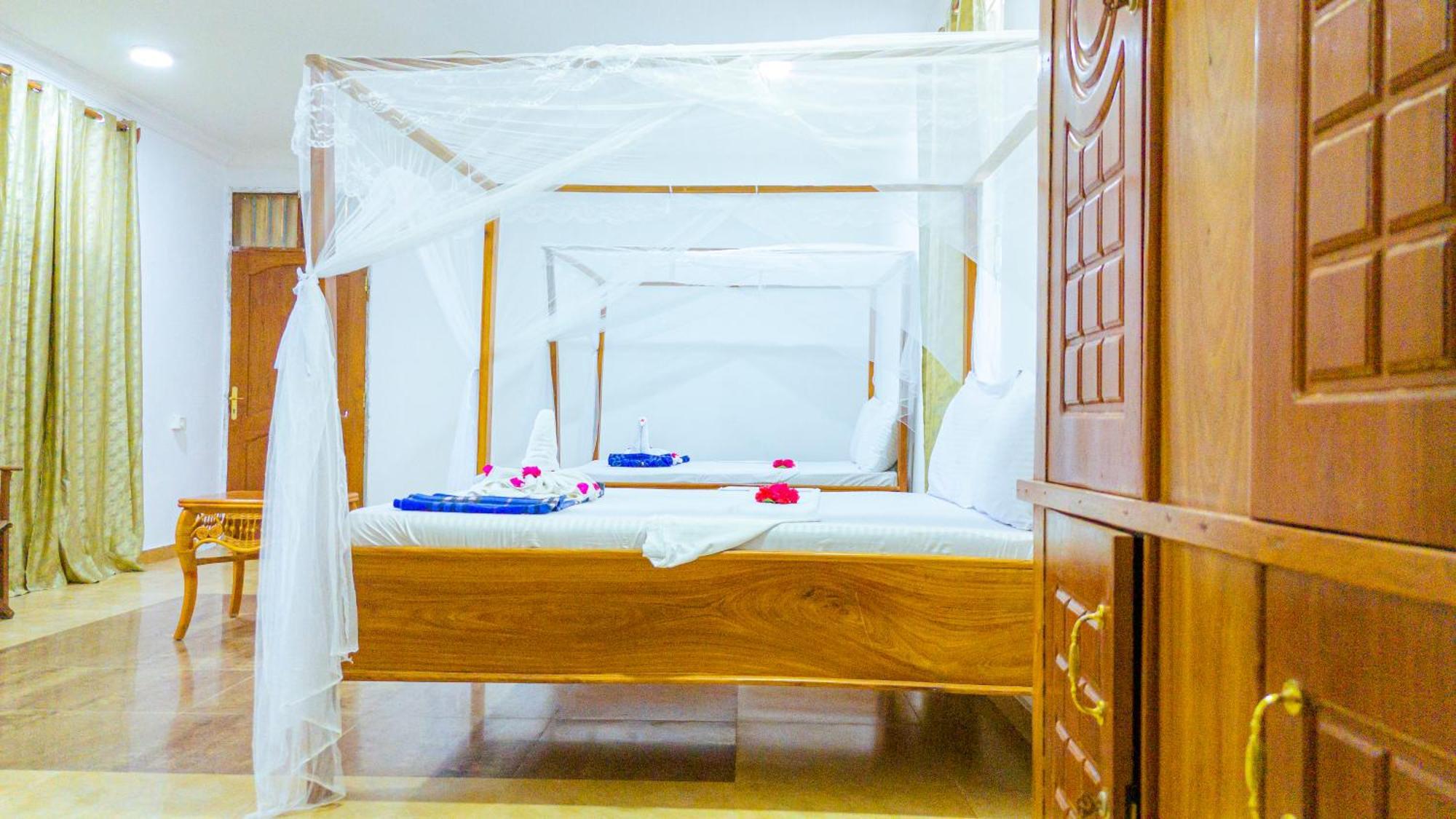 Sands Inn Hotel Pwani Mchangani Esterno foto