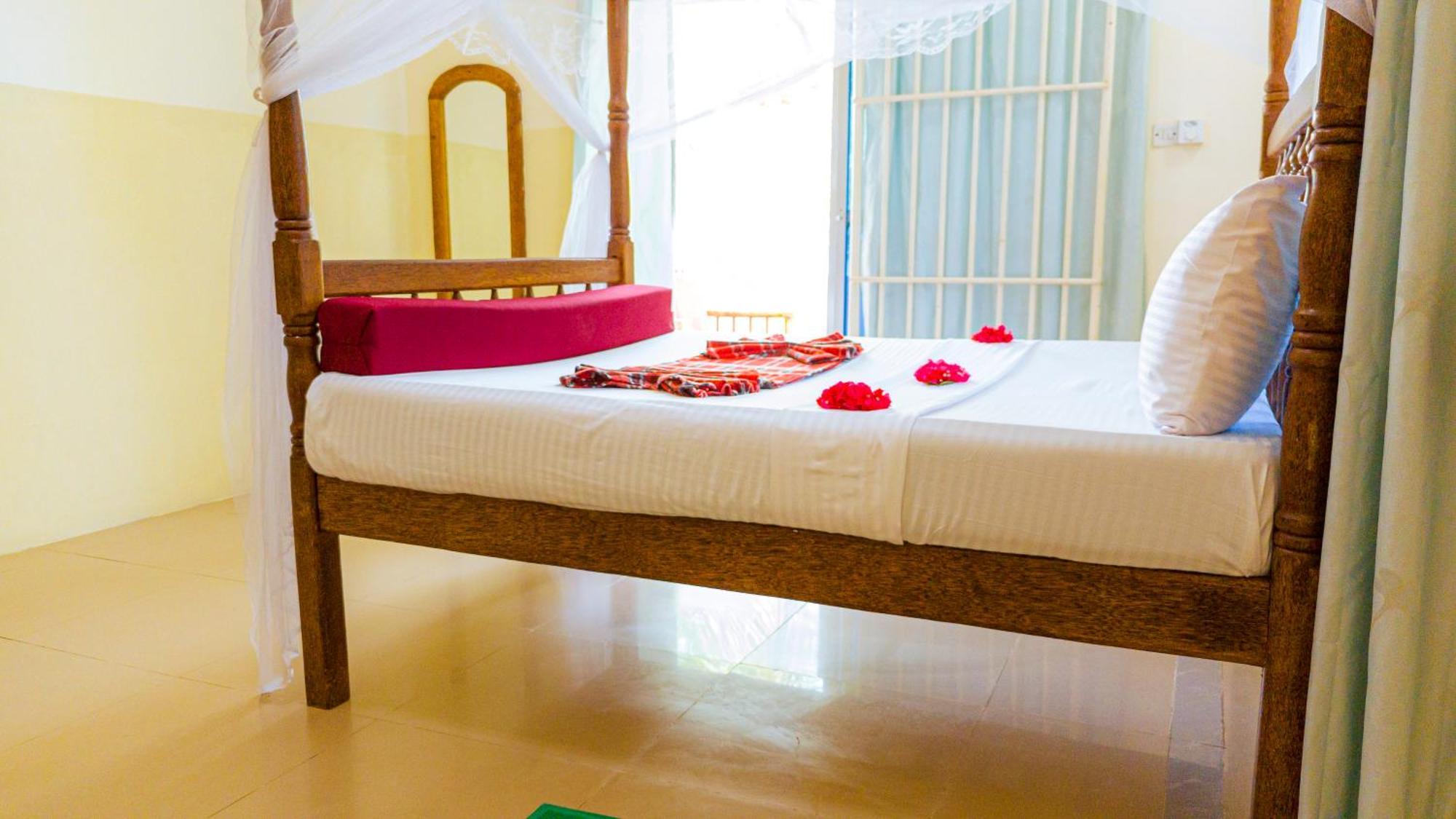 Sands Inn Hotel Pwani Mchangani Esterno foto