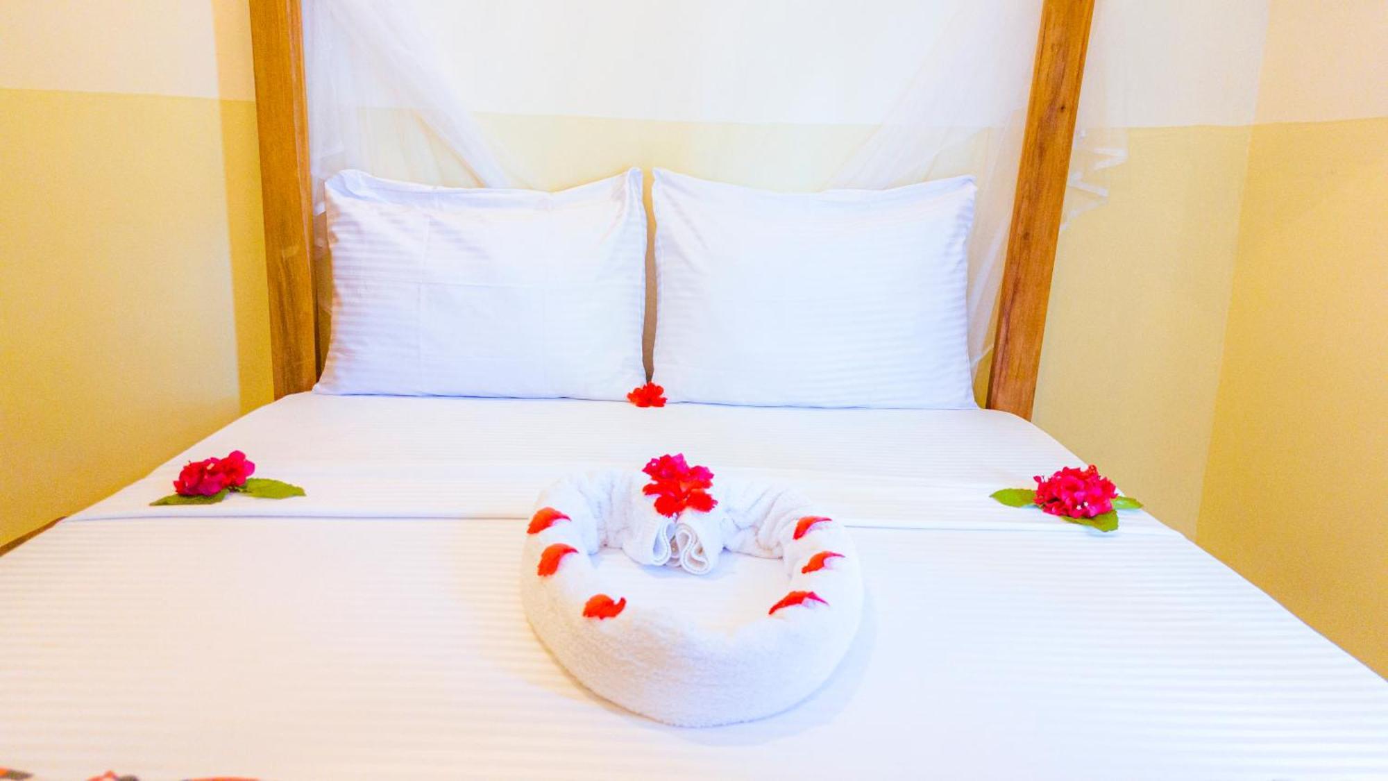 Sands Inn Hotel Pwani Mchangani Esterno foto