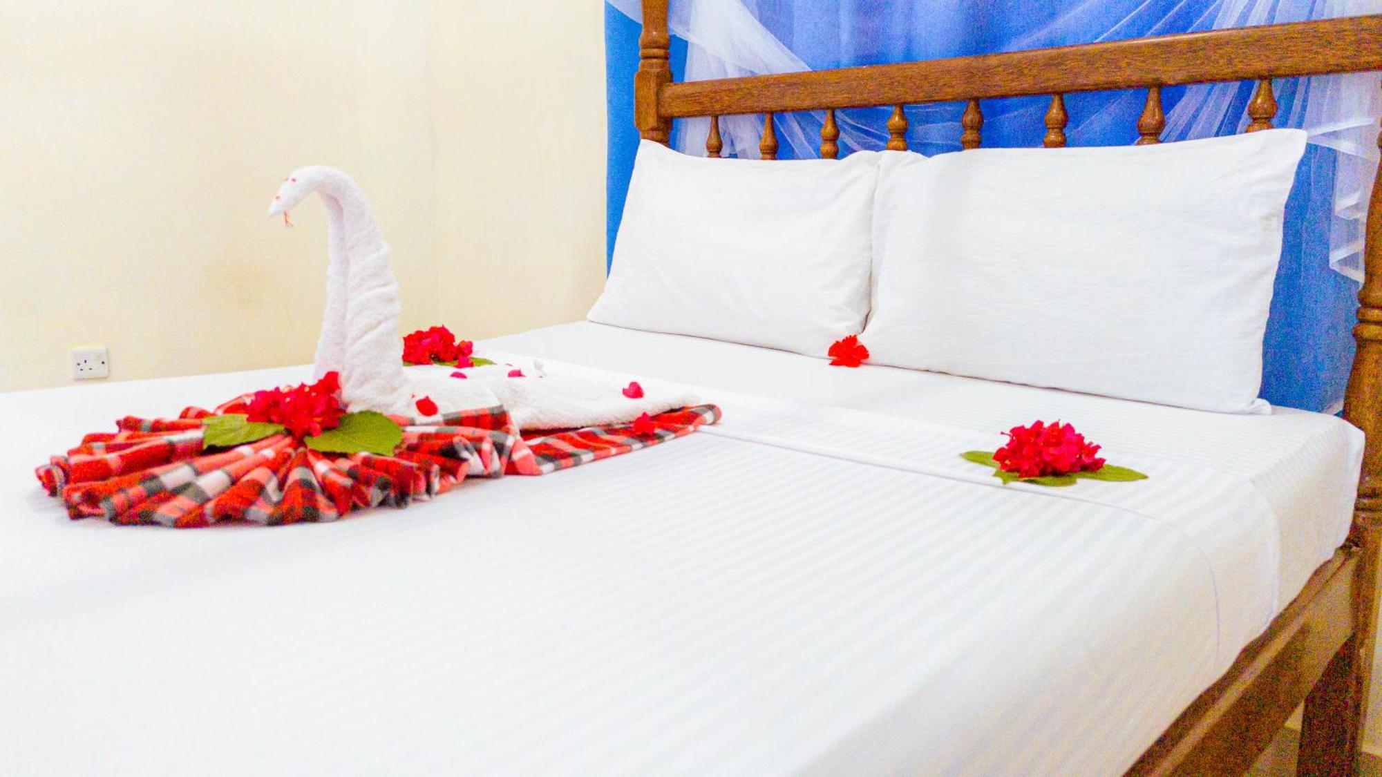 Sands Inn Hotel Pwani Mchangani Esterno foto