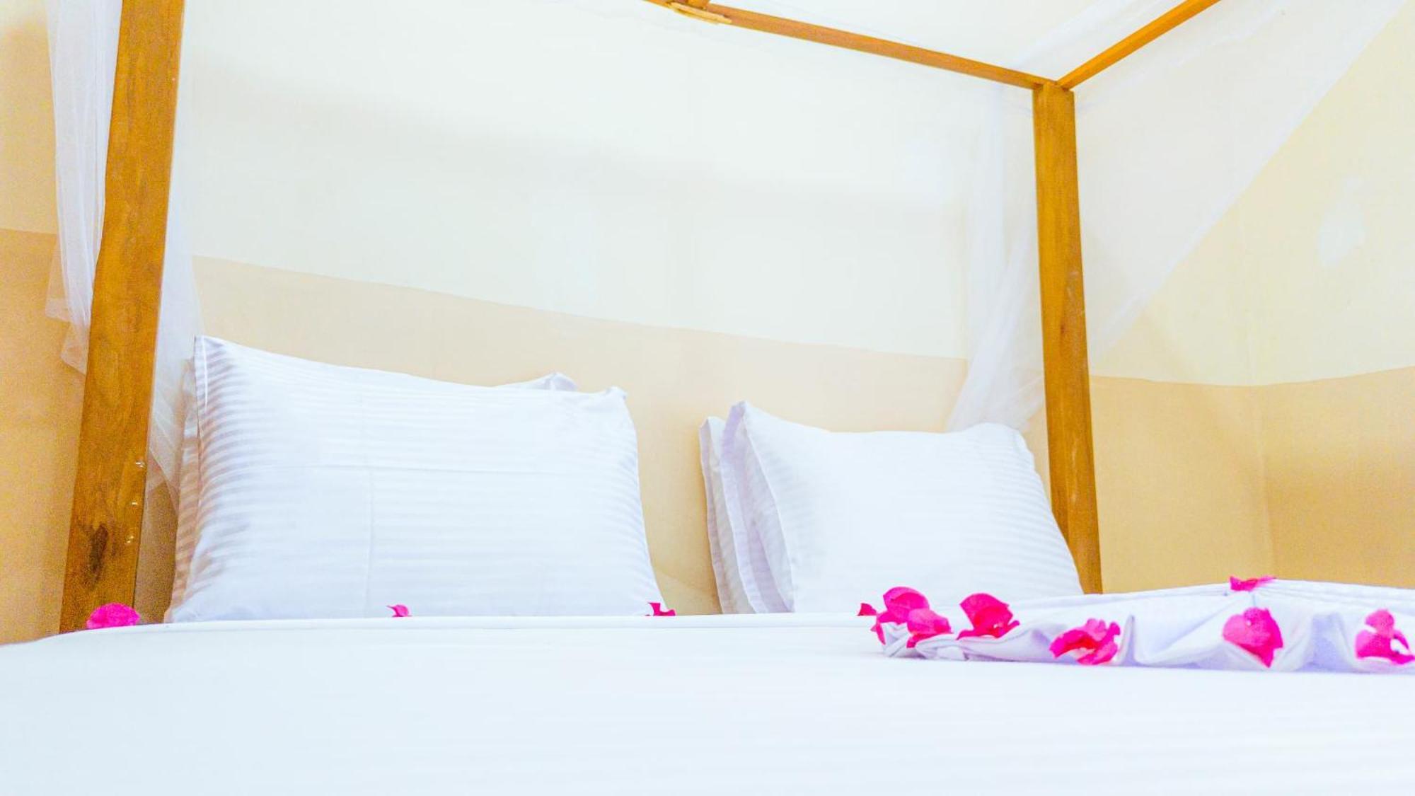 Sands Inn Hotel Pwani Mchangani Esterno foto
